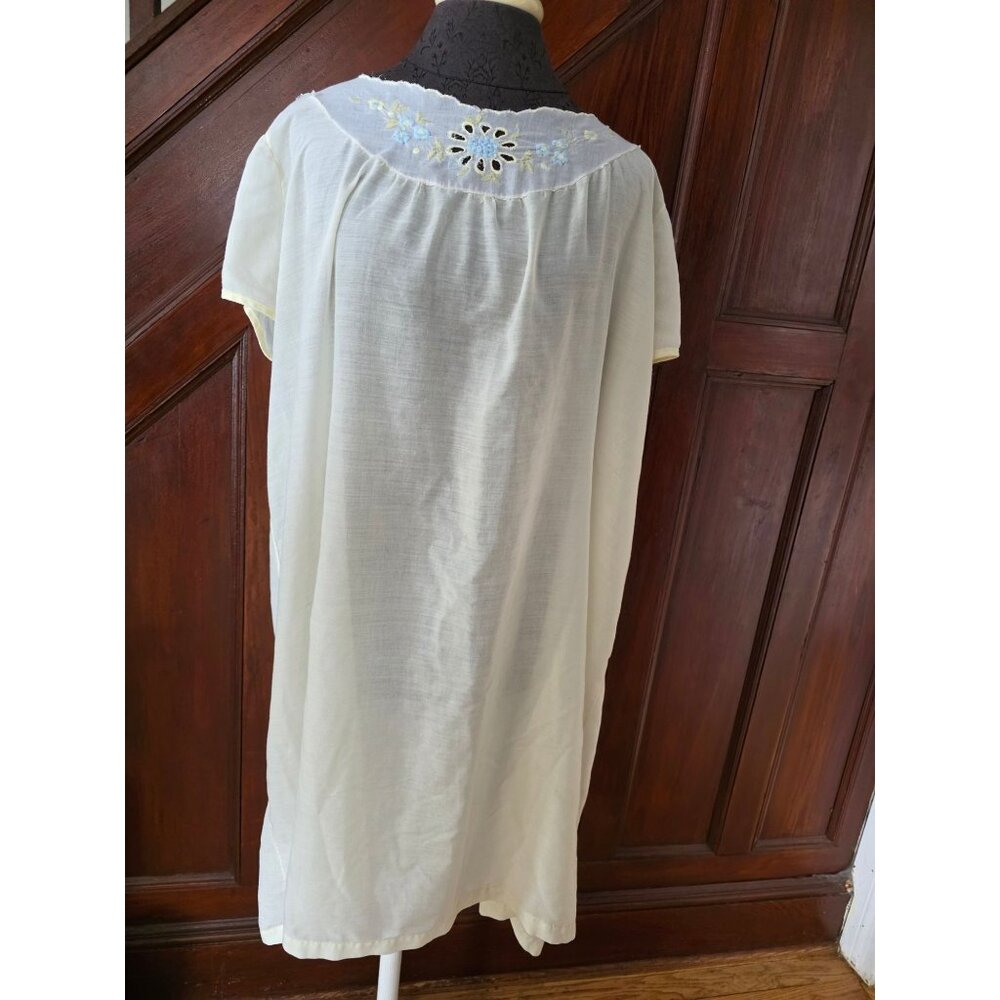 Vintage Lightweight White Nightgown With Floral Embroidery & Lace Detail 2x